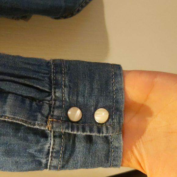 🖤SOLD🖤GAP Chambray button-up - Picture 3 of 5